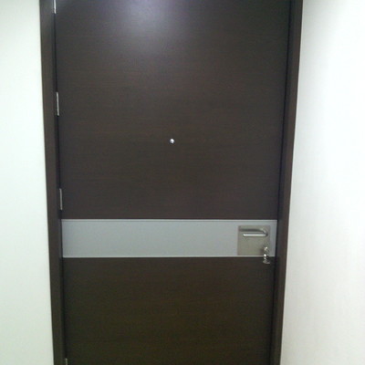 Puerta principal con aluminio
