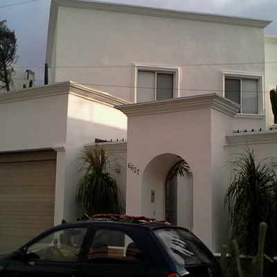 Vista completa de la casa totalmente pintada