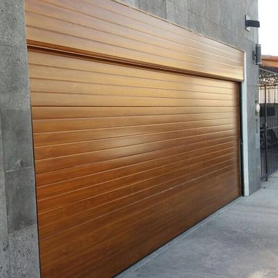 Puerta seccionada color miel