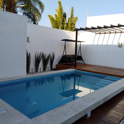Alberca con pérgola simple