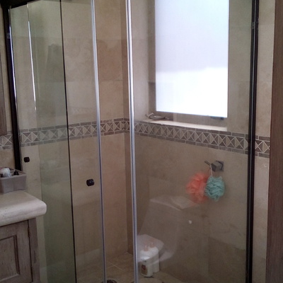 Cancel de baño en escuadra, negro