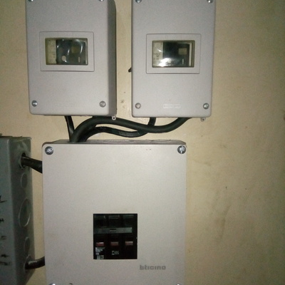 Instalación eléctrica de centro de carga y guarda motores para motores eléctricos