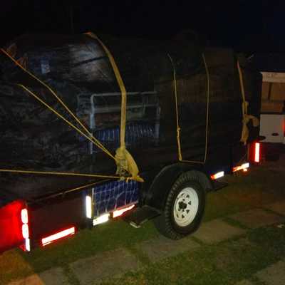 Mudanza con remolque con capacidad para 1800 kg.