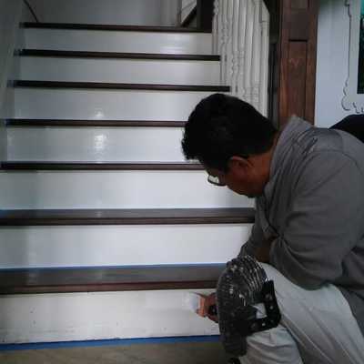 trabajos de mantenimiento de pintura sobre madera y pisos