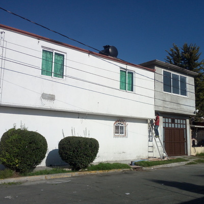 La fachada de color blanca