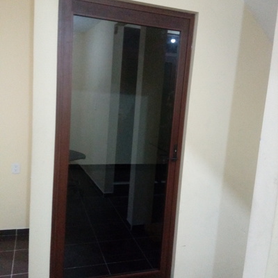 Puerta pesada.