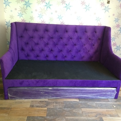 Cama canguro con cavesera capitonada con braseras