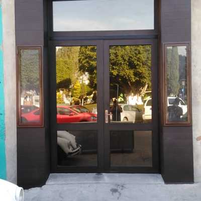 Puerta principal restaurante
