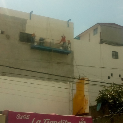 Repellado y acabado con estuco color blanco en exteriores