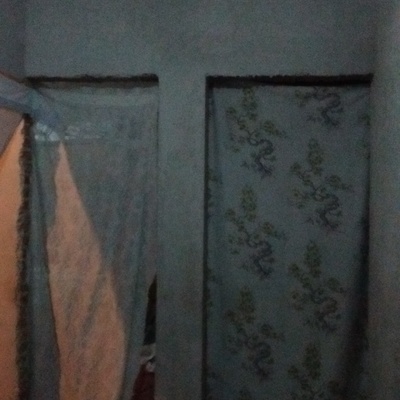 Casa de 1 nivel y por dentro lleva 3 recamaras y con puertas en cada recamara