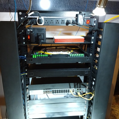 Instalación de racks y gabinetes para telecomunicaciones