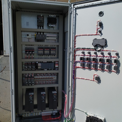 Tablero de control para sistema de bombeo por medio de chillers