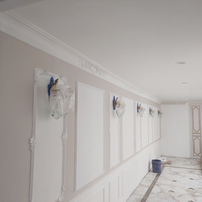 Pasillo con Moldura Clasica