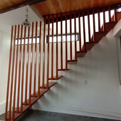 escalera de madera flotada