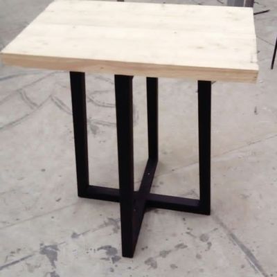 Mesas de herrería y madera