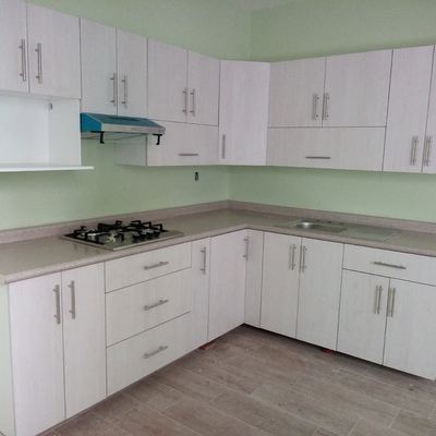 Cocina en escuadra en MDF fresno