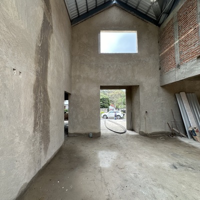 Interior doble altura – obra gris y aplanados