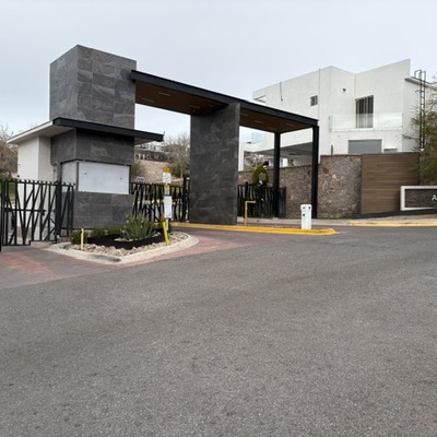 ACCESO PRINCIPAL DEL CONDOMINIO RESIDENCIAL ALBATERRA III