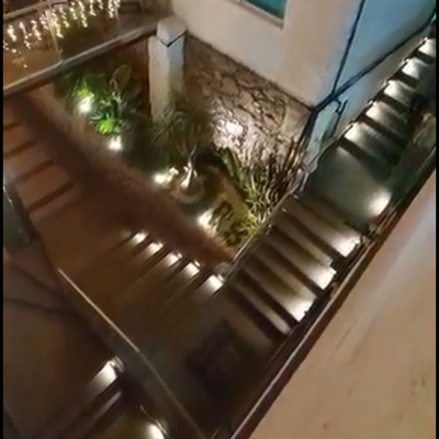 Escaleras concreto y decoración en piedra