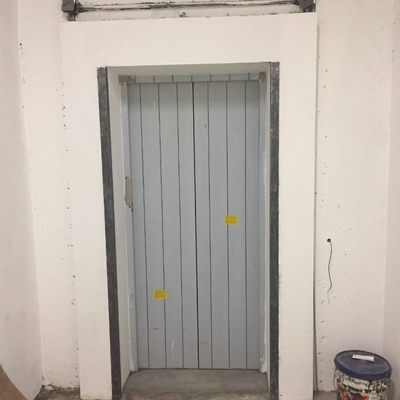 Verificación de posición de botoneras en elevador de servicio