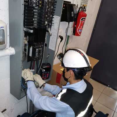 Instalación de equipo de medición de calidad de la energía.