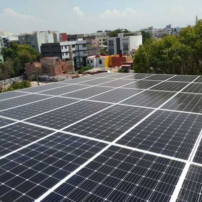 Sistema de paneles solares en losa plana comercio CDMX