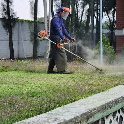 CORTE DE PASTO EN CONDOMINIO