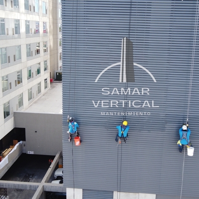 Limpieza y Desincrustación de Louvers en Fachadas Industriales.