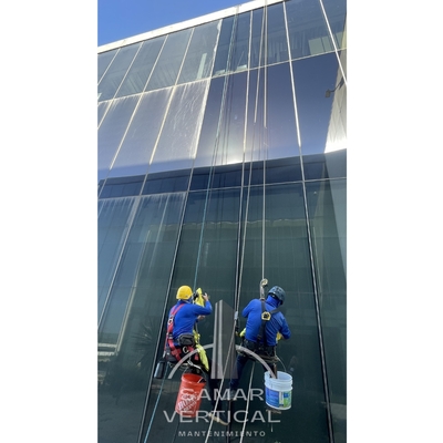 Limpieza de Vidrios en Edificios de Oficinas y Corporativos.