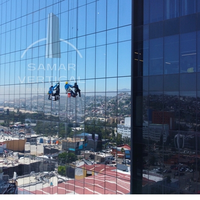 Limpieza de Fachadas Acristaladas en Centros Corporativos.