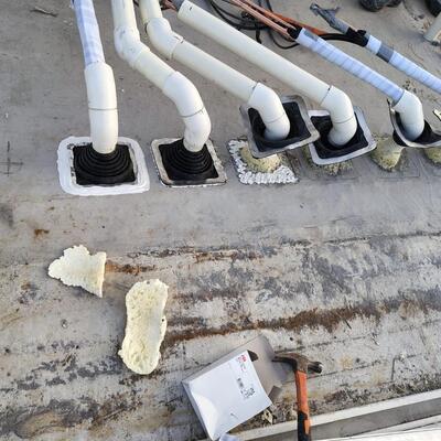 Proteccion y sellado profesional en penetraciones de cubierta para lineas HVAC