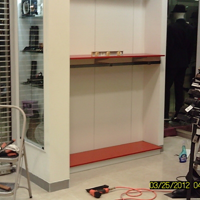 mueble adosado con vitrina de exhibición lateral