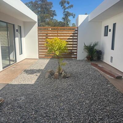 Patio central con carácter y armonía