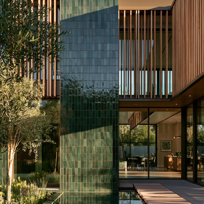Arquitectura residencial contemporánea con piedra, madera y patios de agua | Grupo Aldea