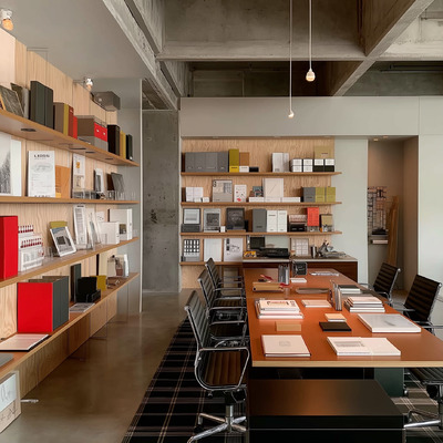 Diseño de oficinas corporativas contemporáneas con materiales naturales | Grupo Aldea
