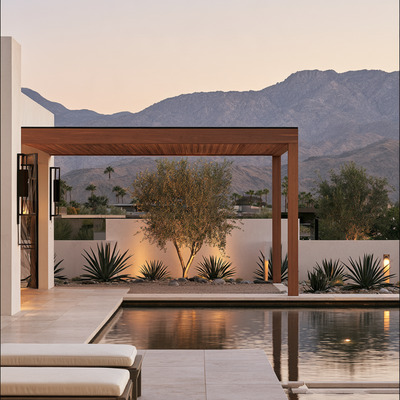 Diseño de terraza residencial con alberca, madera y paisaje desértico | Grupo Aldea