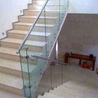 Barandal en cristal templado y pasamanos de acero inoxidable