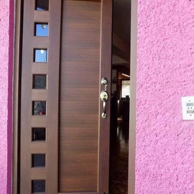 Puerta principal residencial