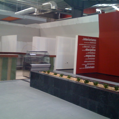 CONSTRUCCIÓN DE COMPLEJO COMERCIAL.