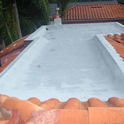 Aplicación de poliuretano con sistema protector de rayos UV blanco