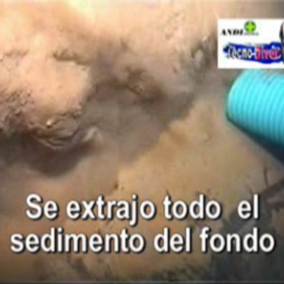 Retirando sedimentos, arena y lodos