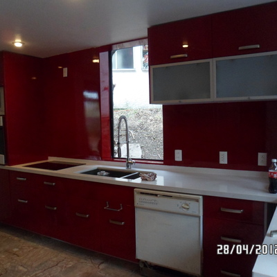 COCINA LAQUEADA EN ROJO