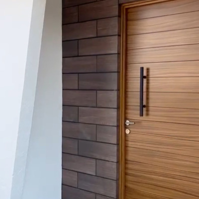 Puerta principal con elegancia y textura