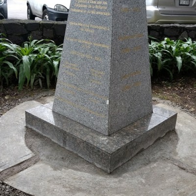 Monumento en lamina de mármol