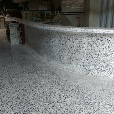Barra y piso de terrazo en granito