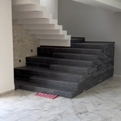 Escalera contemporánea con presencia estructural