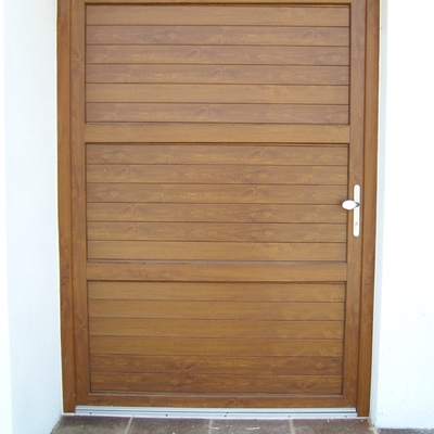 Puertas acceso PVC acabado madera