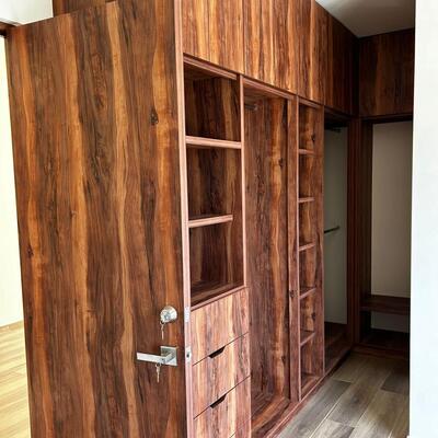 Vestidor contemporáneo con identidad cálida