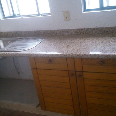 BARRA DE COCINA EN GRANITO MARACUYA
