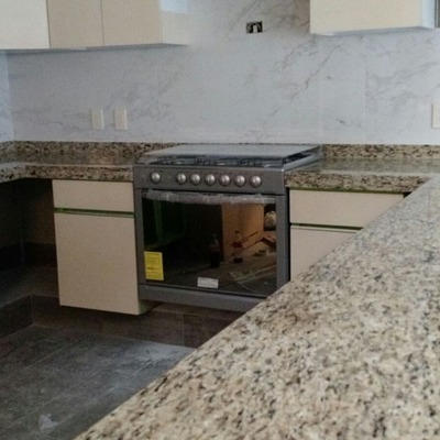 BARRA DE COCINA EN GRANITO ORNAMENTAL